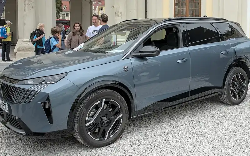 Peugeot E-5008 en renting: foto del modelo